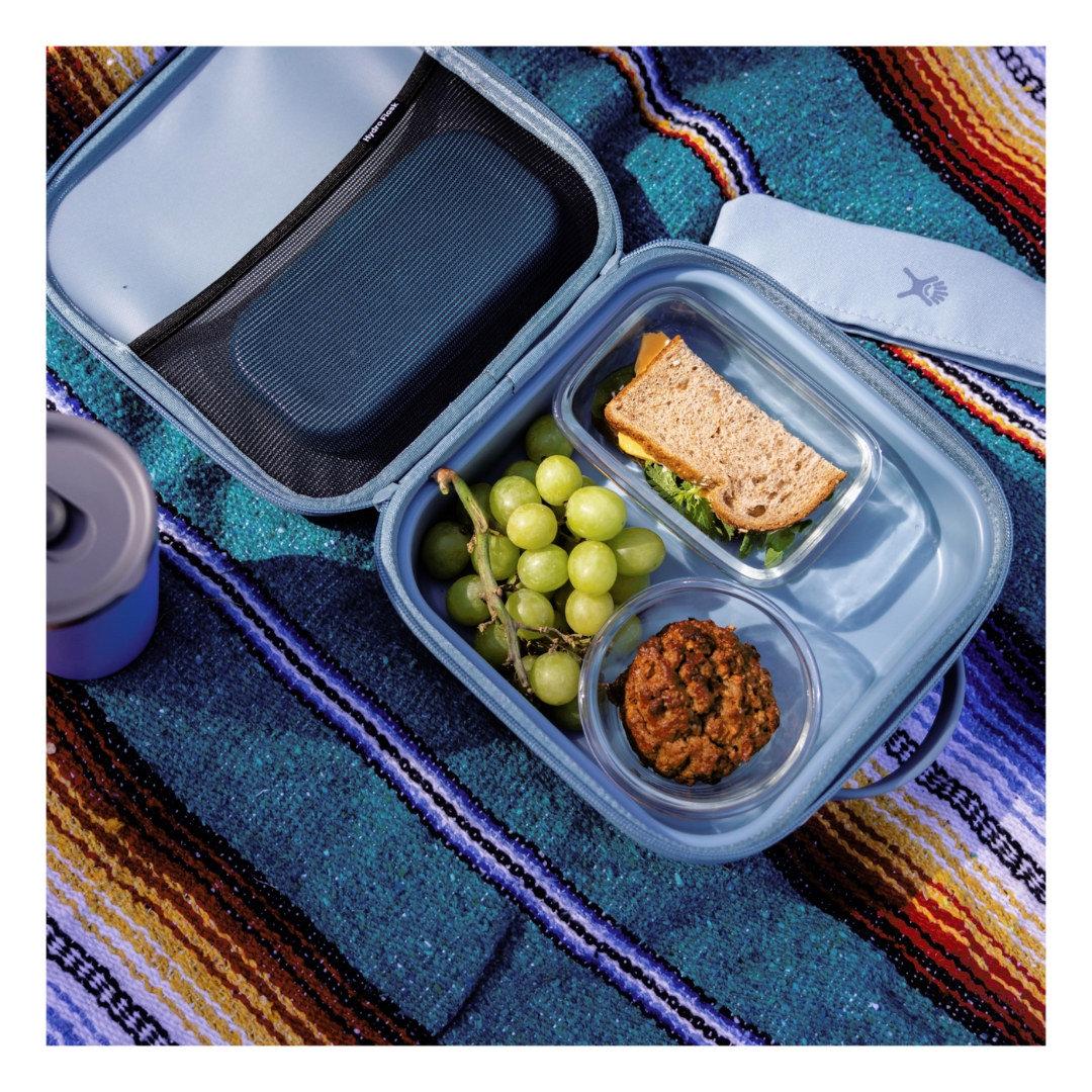 BOITE À LUNCH ISOTHERME HYDRO FLASK PETITE VUE AVEC DU CONTENU LORS D'UN PIC NIC
