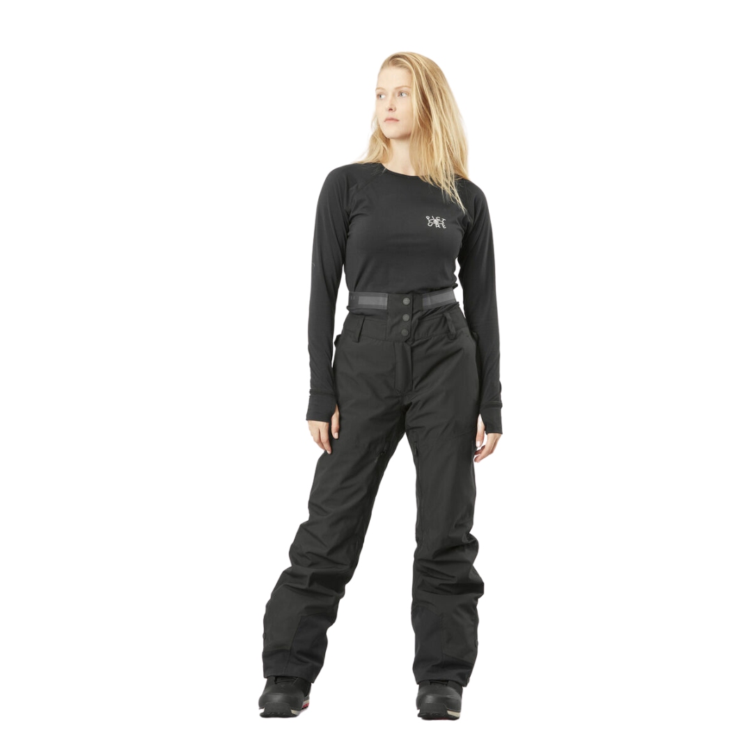 PANTALON DE SKI PICTURE EXA POUR FEMME COULEUR BLACK VU DU PANTALON NOIR PORTÉ PAR UNE FEMME VUE DE LA TÊTE AUX PIEDS DE FACE