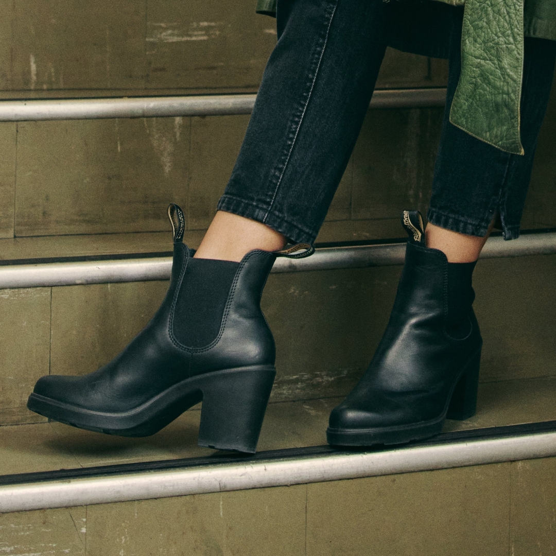 BOTTE URBAINE BLUNDSTONE 2365 NOIR À TALON HAUT POUR FEMME couleur noir vu de la botte portée par une femme dans des escaliers