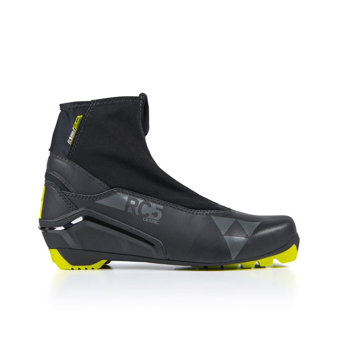 BOTTE DE SKI DE FOND FISCHER RC5 CLASSIC vu de la botte noire et jaunede profil droit