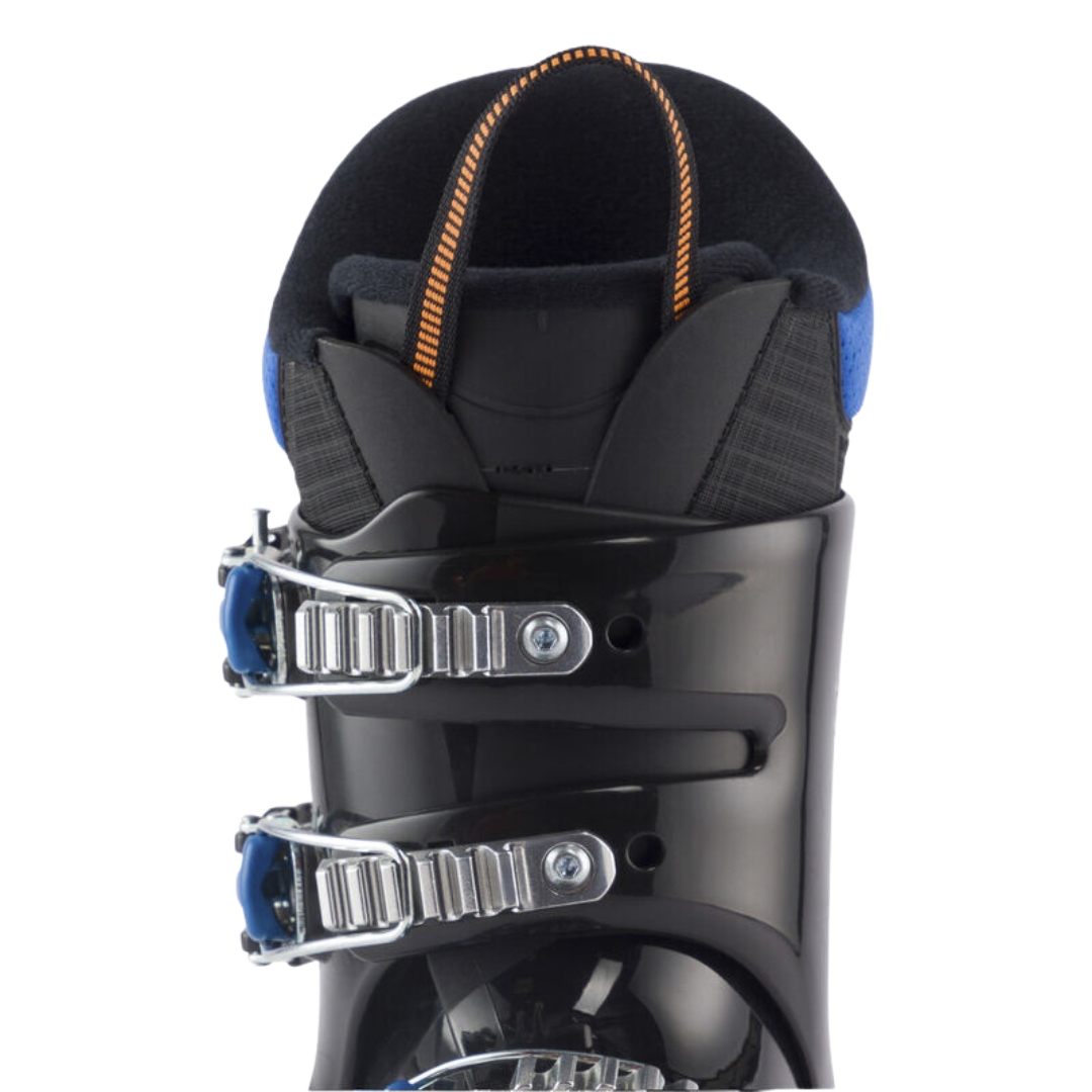 BOTTE DE SKI ALPIN ROSSIGNOL COMP J4 POUR JUNIOR couleur black vue de la botte noire et bleue de face en gros plan sur le haut de la botte