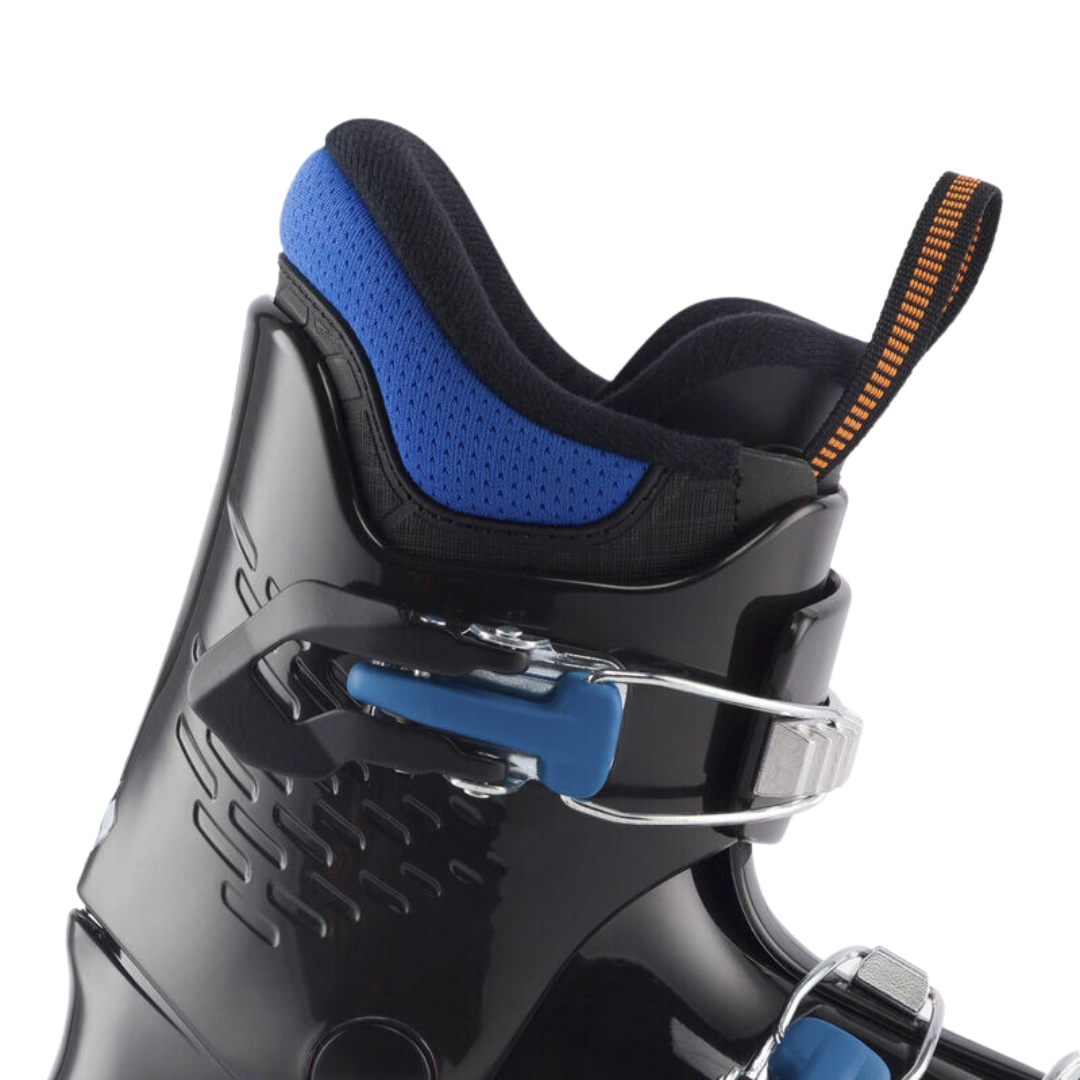 BOTTE DE SKI ALPIN ROSSIGNOL COMP J3 POUR JUNIOR couleur black vue de la botte noire et bleue de profil droit en gros plan sur le haut de la botte