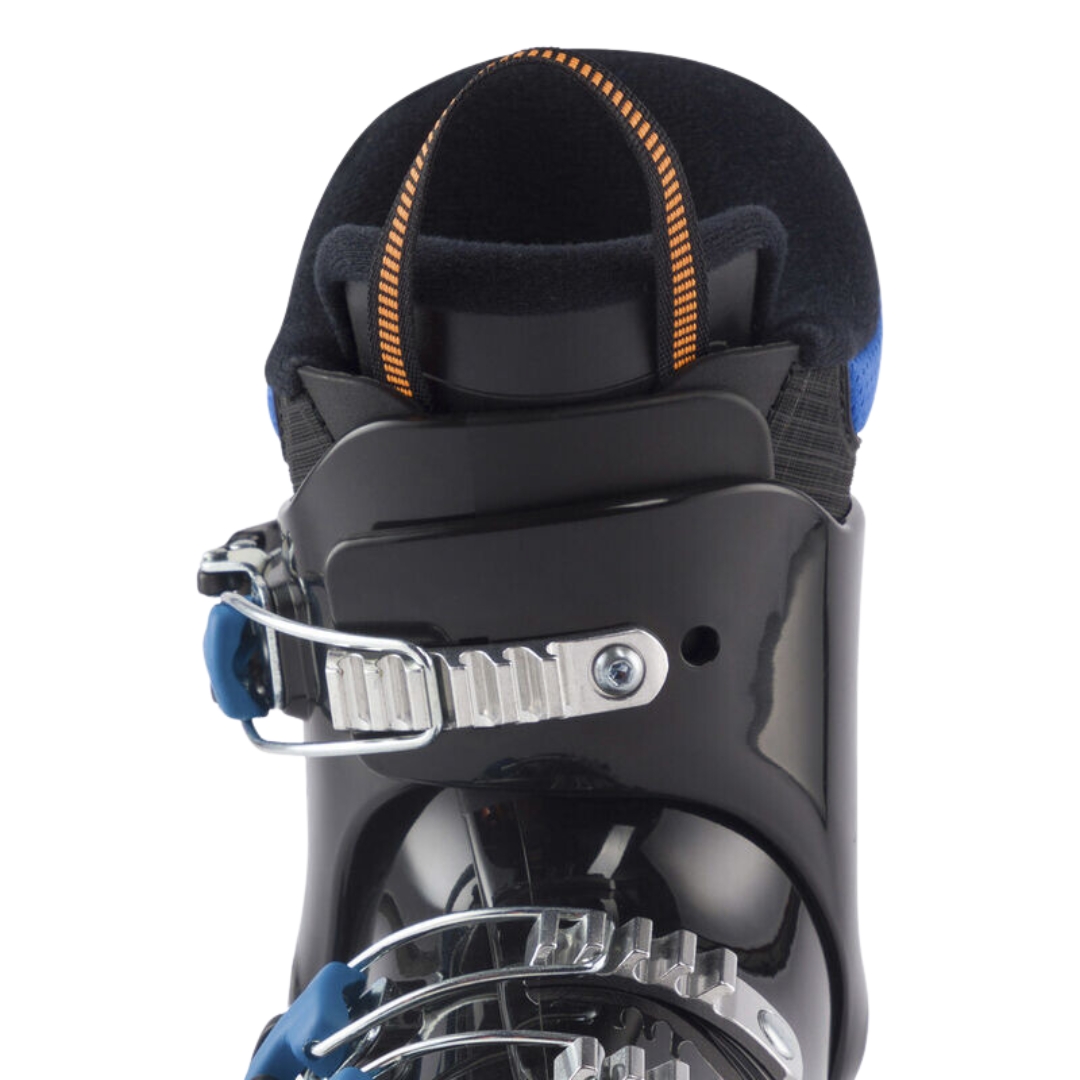 BOTTE DE SKI ALPIN ROSSIGNOL COMP J3 POUR JUNIOR couleur black vue de la botte noire et bleue de face en gros plan sur le haut de la botte