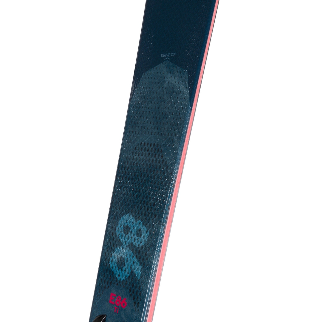 SKI ALPIN ROSSIGNOL EXPERIENCE 86 TI K POUR HOMME vu des skis bleus et rouge en gros plansur le centre du ski