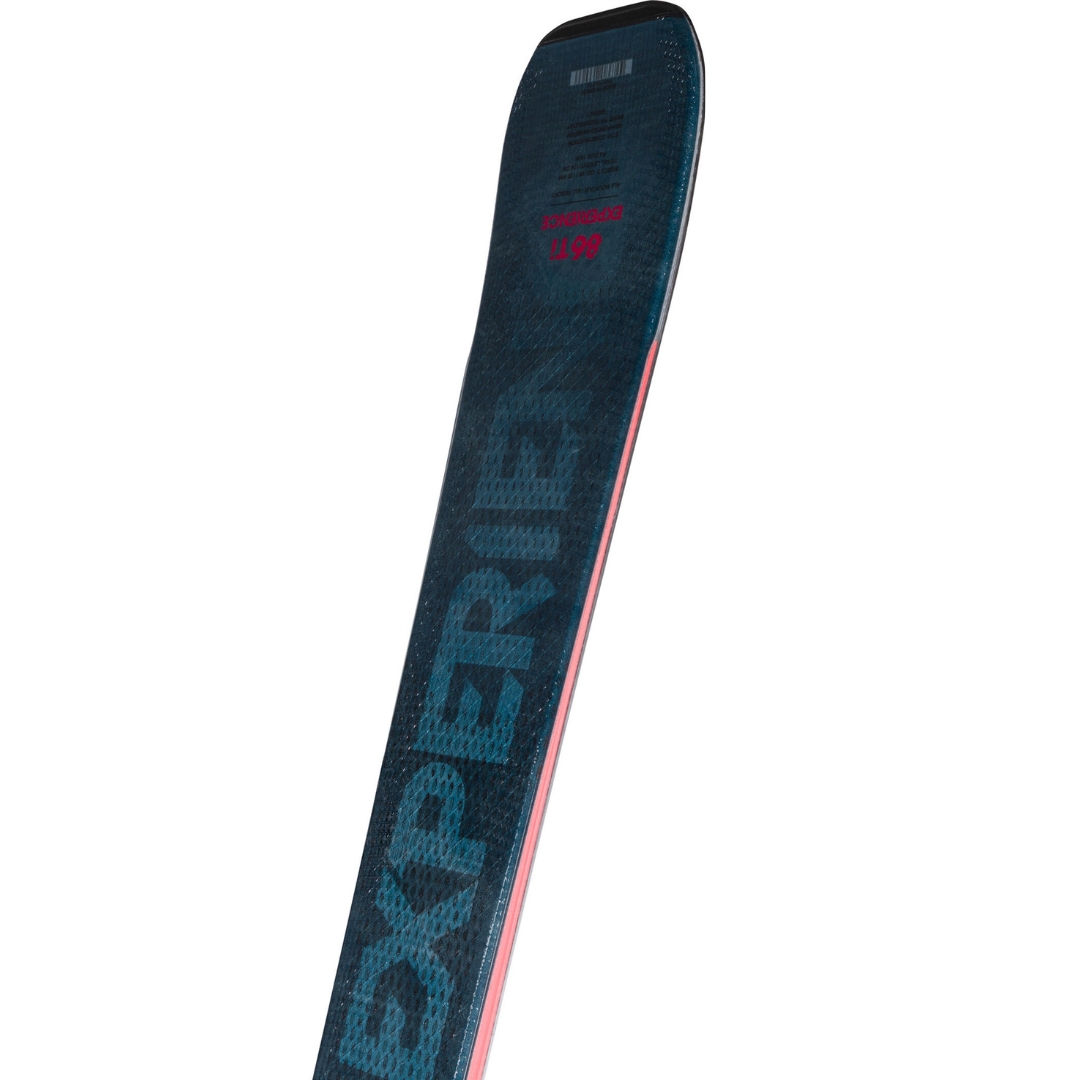 SKI ALPIN ROSSIGNOL EXPERIENCE 86 TI K POUR HOMME vu des skis bleus et rouge en gros plan sur la tail