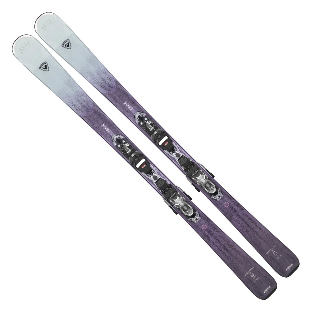 ENSEMBLE DE SKI ALPIN AVEC FIXATION ROSSIGNOL EXPERIENCE W 82 BASALT W XPRESS11 vu des dkis mauve et gris du dessus avec les fixations