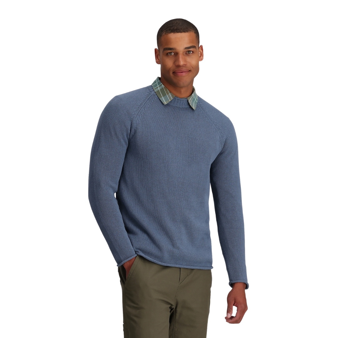 CHANDAIL À MANCHES LONGUES ROYAL ROBBINS HEADLANDS HEMP MOCK NECK POUR HOMME COULEUR SKY VU DU CHANDAIL BLEU ACIER PORTÉ PAR UN HOMME VU DE LA TÊTE AUX CUISSES DE FACE