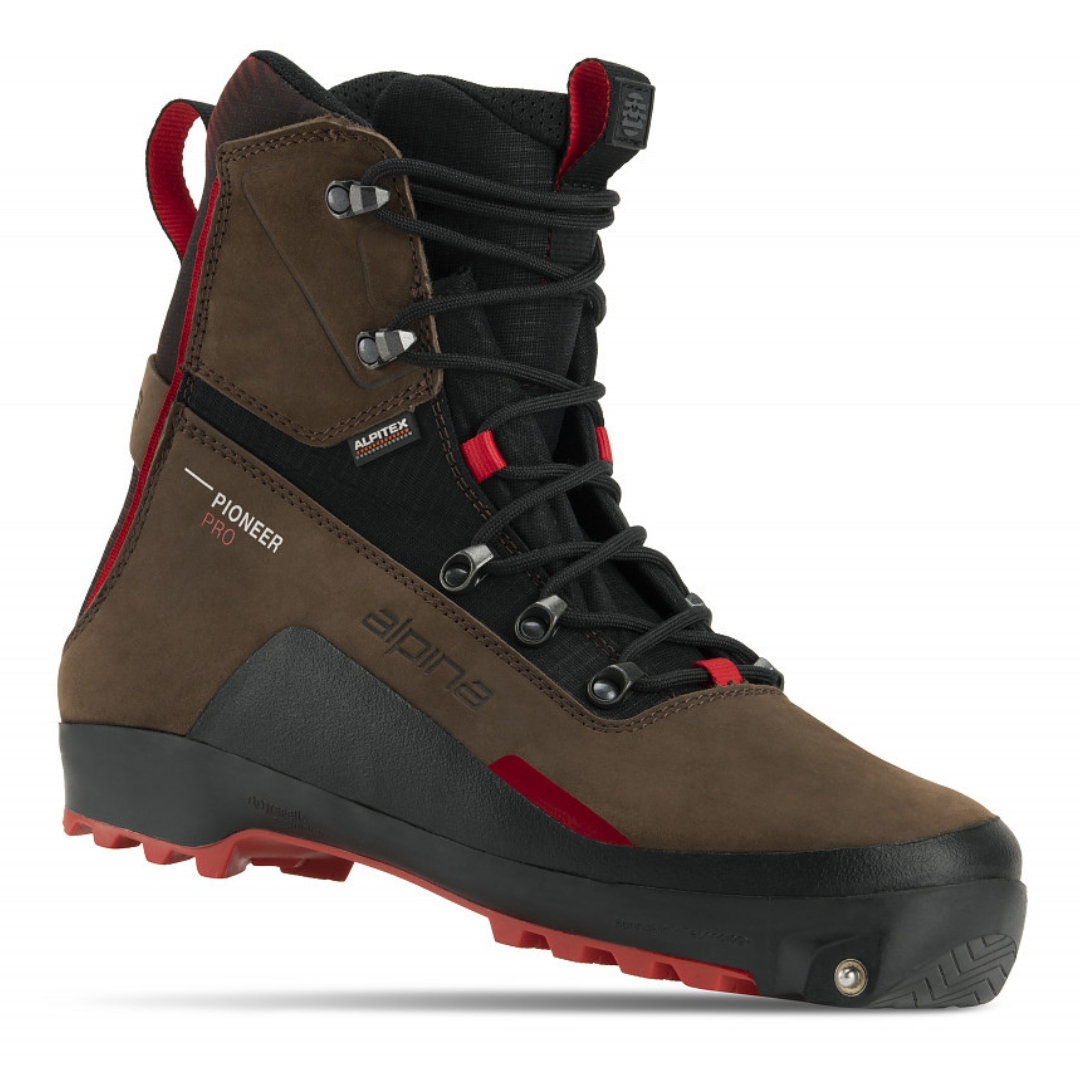 BOTTE DE SKI DE FOND ALPINA PIONEER PRO POUR HOMME COULEUR BRUN ET ROUGE VUE DE PROFIL AVANT DROIT