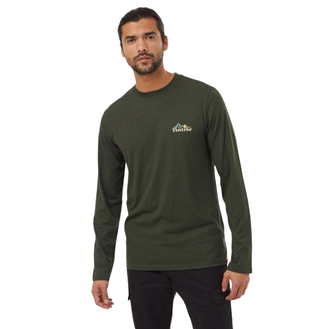 CHANDAIL À MANCHES LONGUES TENTREE MOUNTAIN WORDMARK POUR HOMME couleur DARK KOMBU GREEN/SUMMER SAND vu du chandail vert olive foncé porté par un homme vu de la tête aux cuisses de face