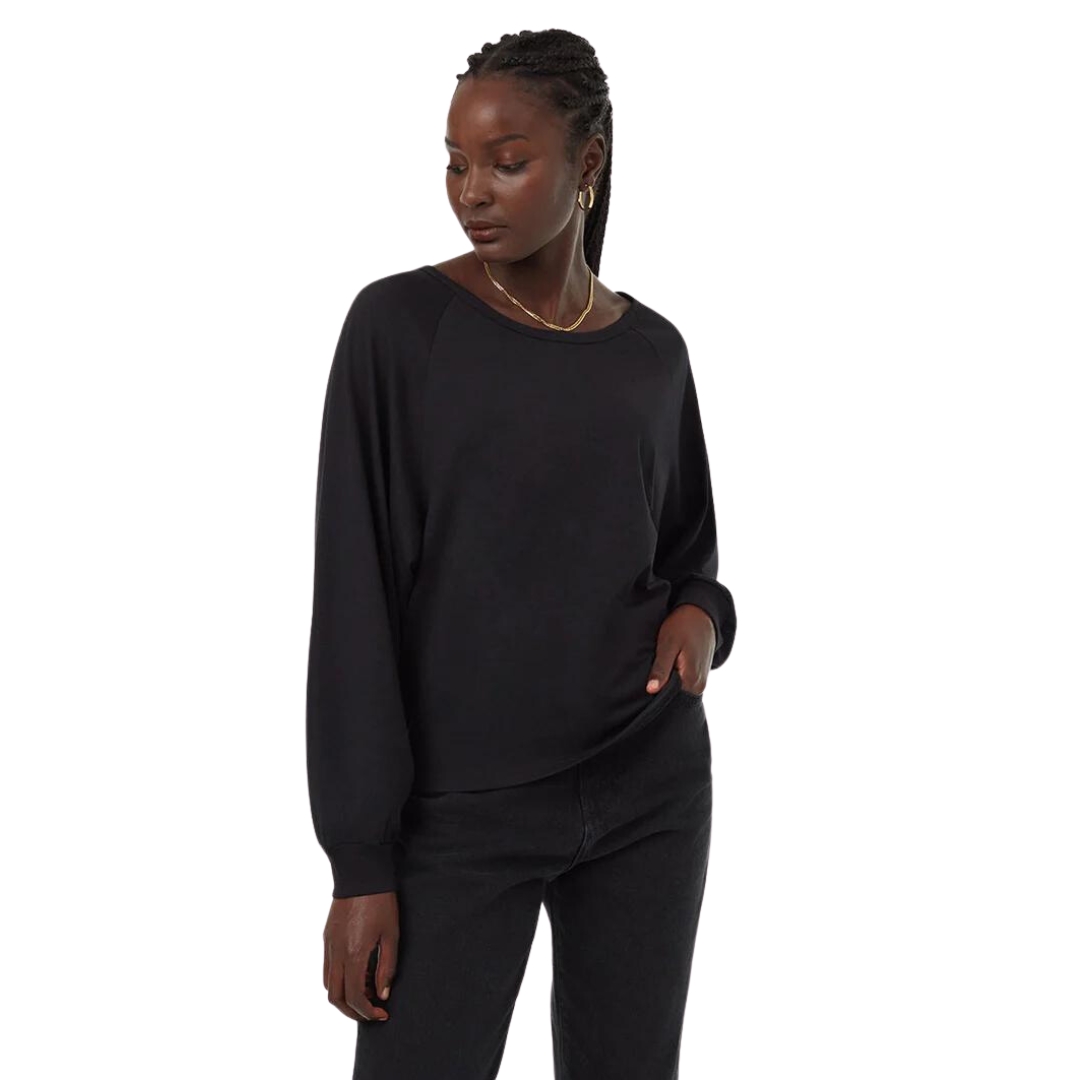 CHANDAIL À MANCHES LONGUES TENTREE TREEBLEND RAGLAN POUR FEMME couleur METEORITE BLACK vu du chandail noir porté par une femme vue de la tête aux cuisses de face