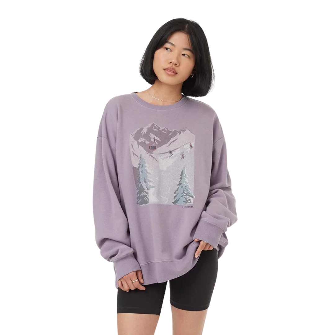 CHANDAIL À MANCHES LONGUES TENTREE ALPINE OVERSIZED POUR FEMME couleur PURPLE ASH/MULLED GRAPE vu du chandail lilas à imprimé alpine porté par une femme vue de la tête aux cuisses de face