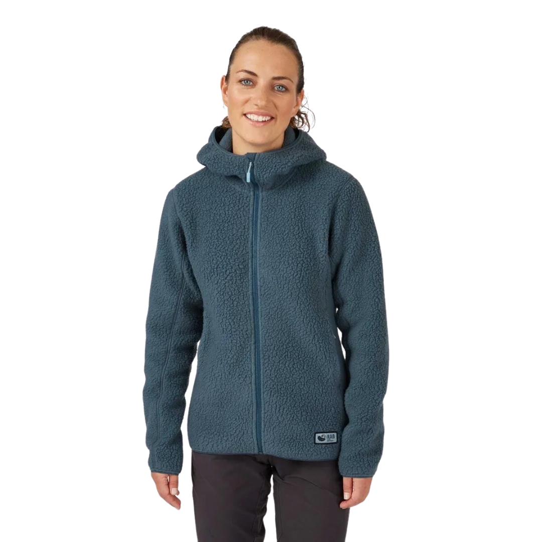 VESTE À CAPUCHON RAB SHEARLING POUR FEMME couleur orion blue vu de la veste bleue acier portée par une femme vue de la tête aux cuisses de face