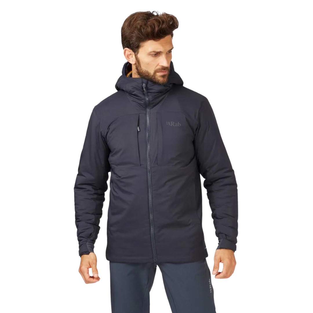 MANTEAU ISOLÉ RAB XENAIR ALPINE POUR HOMME couleur EBONY (FOOTPRINT) vu du manteau gris très foncé avec intérieur jaune ocre porté par un homme vu de la tête aux cuisses de face