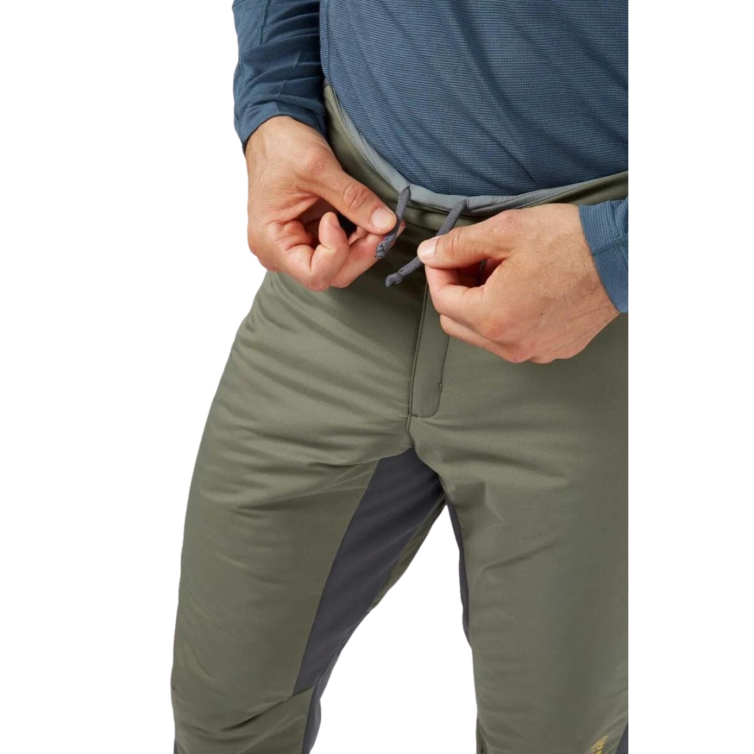 PANTALON 3/4 ISOLÉ RAB XENAIR POUR HOMME porté par un homme vu en gros plan sur le cordon d'attache à la taille