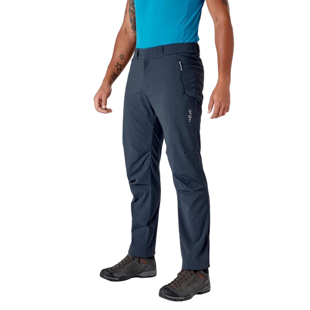 PANTALON DE PLEIN AIR ISOLÉ RAB INCLINE VAPOUR RISE POUR HOMME couleur beluga vu du pantalon bleu marin très foncé porté par un homme vu de la taille aux pieds de profil avant gAUCHE