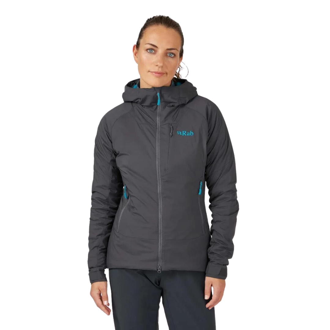 MANTEAU ISOLÉ RAB VAPOUR-RISE SUMMIT POUR FEMME COULEUR GRAPHENE VU DU MANTEAU GRIS FONCÉ ET BLEU TURQUOISE PORTÉ PAR UNE FEMME VUE DE LA TÊTE AUX CUISSES DE FACE