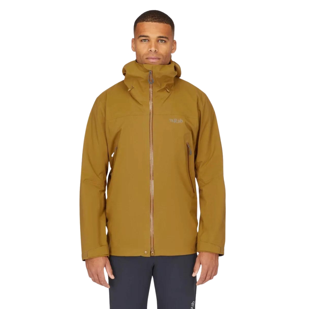 COQUILLE RAB KANGRI GORE-TEX POUR HOMME couleur footprint vu du manteau jaune orcre porté par un homme vu de la tête aux cuisses de face
