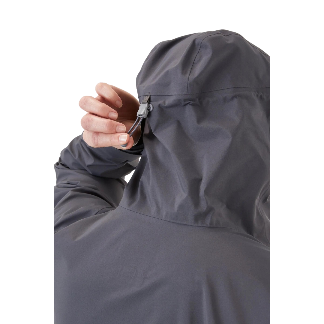 COQUILLE RAB KANGRI GORE-TEX POUR HOMME couleur graphene vu du manteau gris fonbcé et détails orange porté par un homme vu en gros plan sur le capuchon et son cordon de serrage arrière