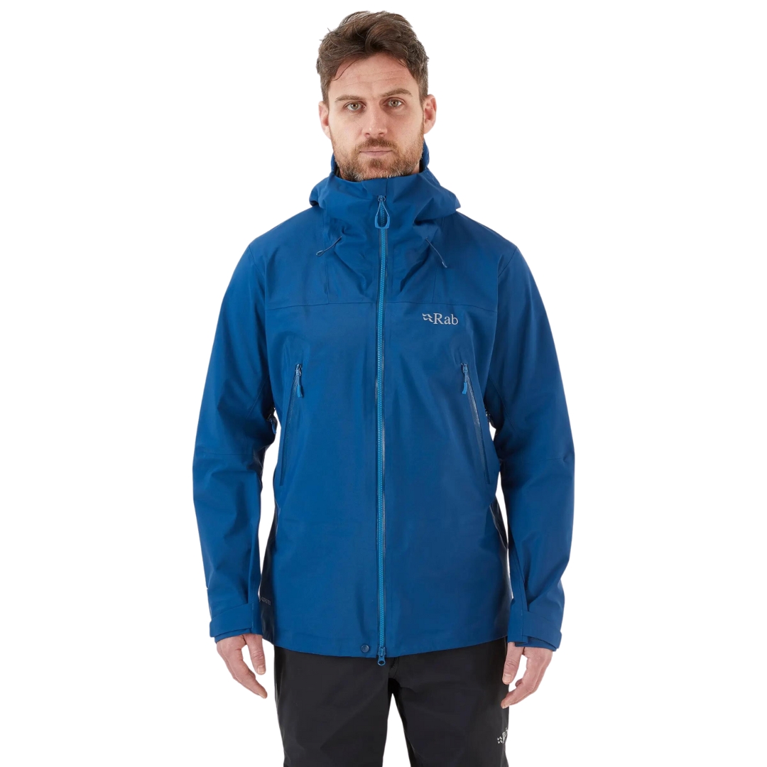 COQUILLE RAB KANGRI GORE-TEX POUR HOMME couleur ink vu du manteau bleu royal porté par un homme vu de la tete aux cuisses de face