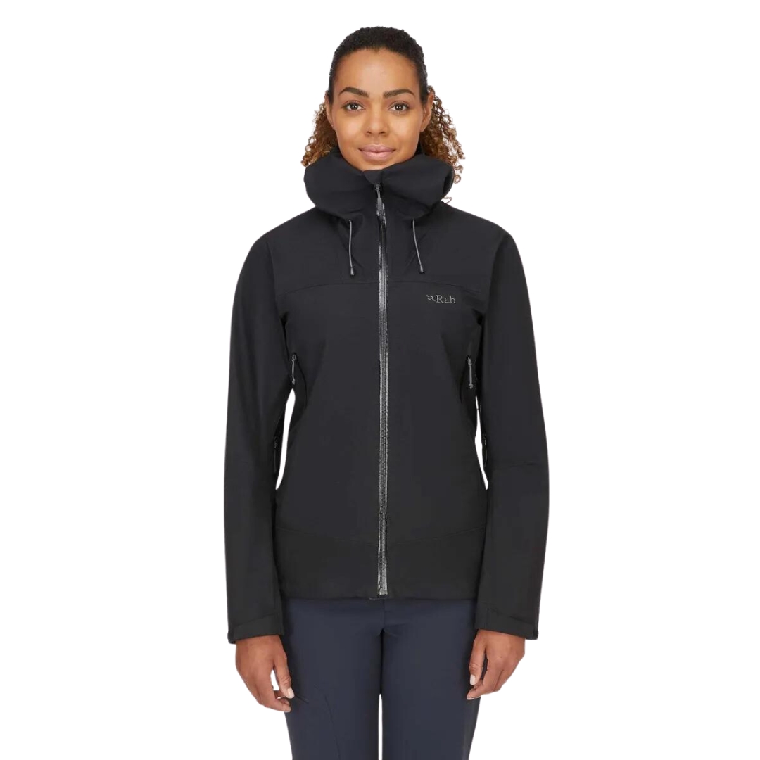 MANTEAU RAB NAMCHE GORE-TEX POUR FEMME couleur black vu du manteau noir porté par une femme vue de la tête aux cuisses de face