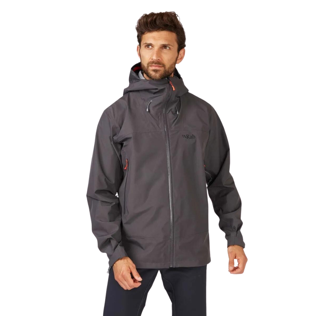 MANTEAU RAB NAMCHE GORE-TEX POUR homme couleur graphene vu du manteau gris acier avec détails oranges porté par un homme vu de la tête aux cuisses de face