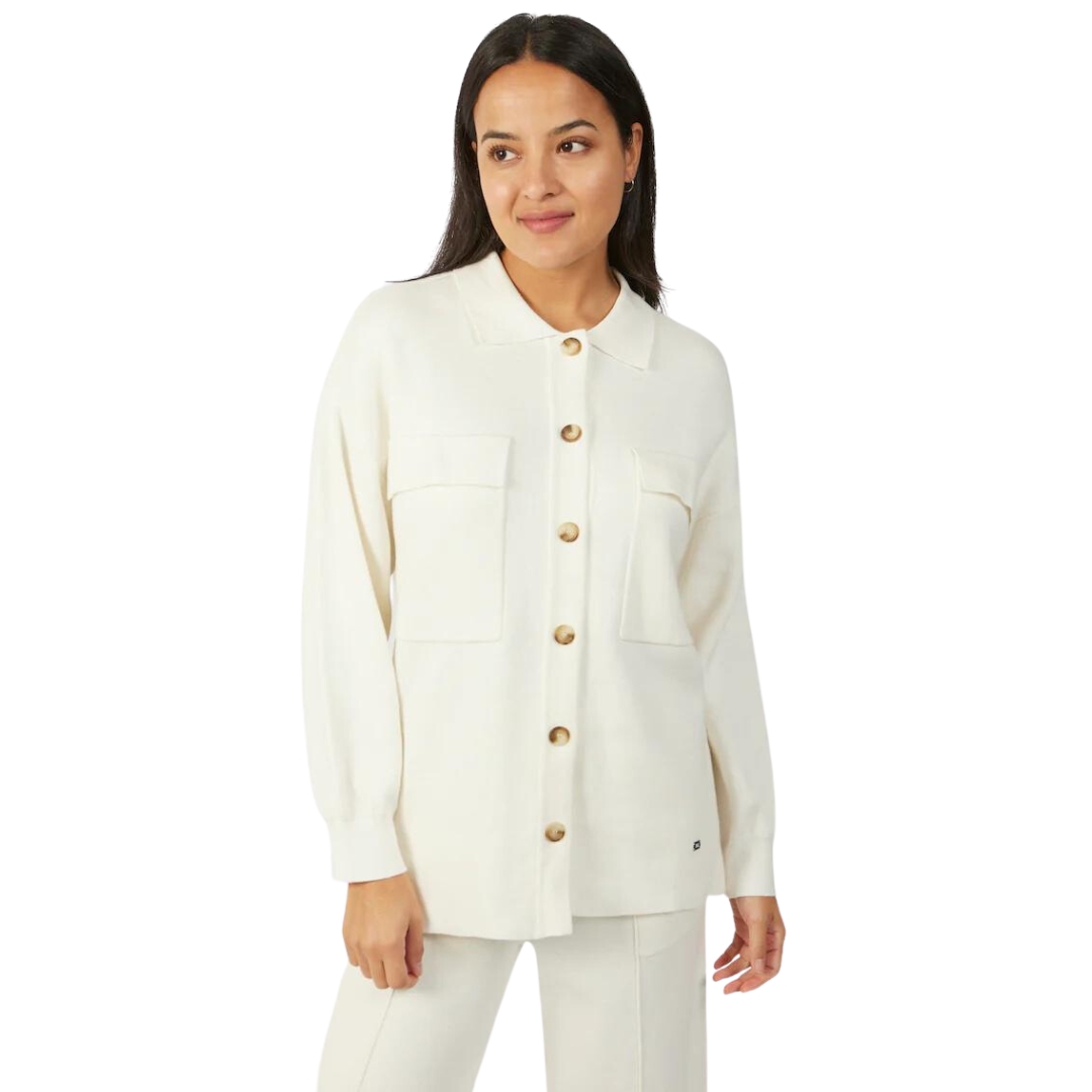 SURCHEMISE À MANCHES LONGUES FIG KASA POUR FEMME couleur pearl vu de la chemise couleur blanc cassé portée par une femme vue de la tête aux cuisses de face