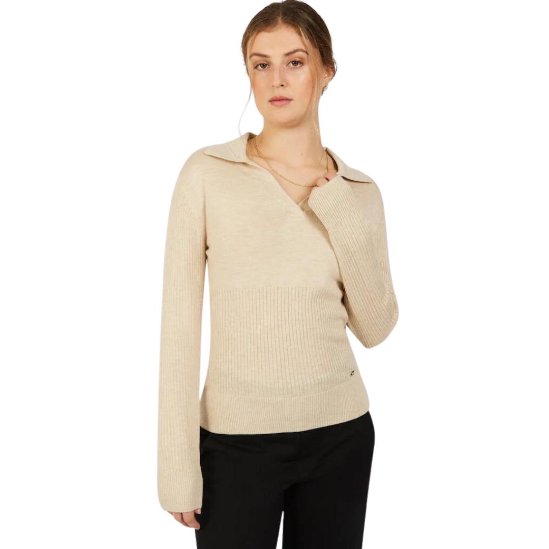 CHANDAIL À MANCHES LONGUES FIG SION POUR FEMME couleur sesame heather vu du chandail beige pale porté par une femme vue de la tête aux cuisses de face