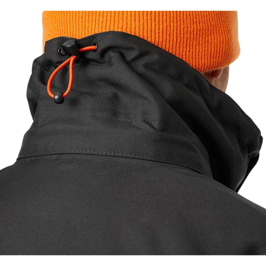 MANTEAU DE TRAVAIL ISOLÉ HELLY HANSEN WORKWEAR KENSINGTON POUR HOMME couleur black vu du manteau noir avec détails orange fluo porté par un homme vu en gros plan sur le col à cordon de serrage de l,arrière