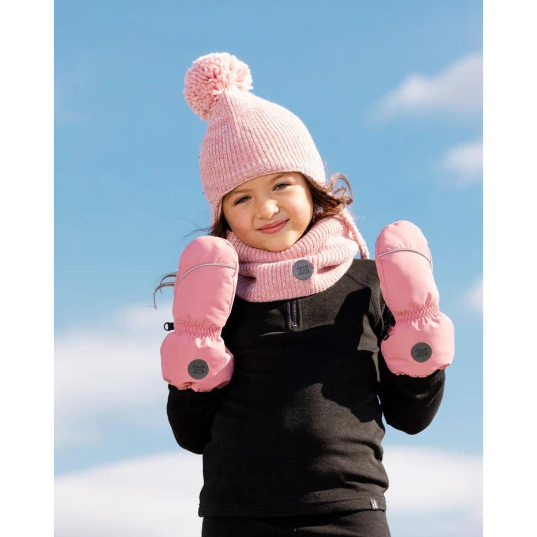 MITAINE DEUX PAR DEUX POUR ENFANT couleur duty rose vue des mitaines rose pales portées par une fillette vue dehors