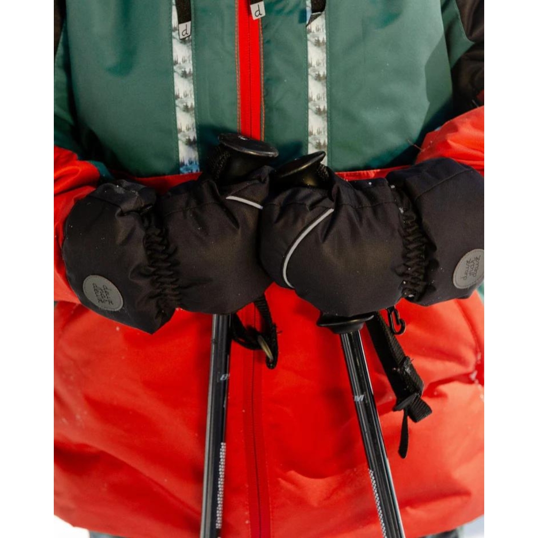 MITAINE DEUX PAR DEUX POUR ENFANT couleur anthracite vue des mitaines noires portées par un enfant en ski