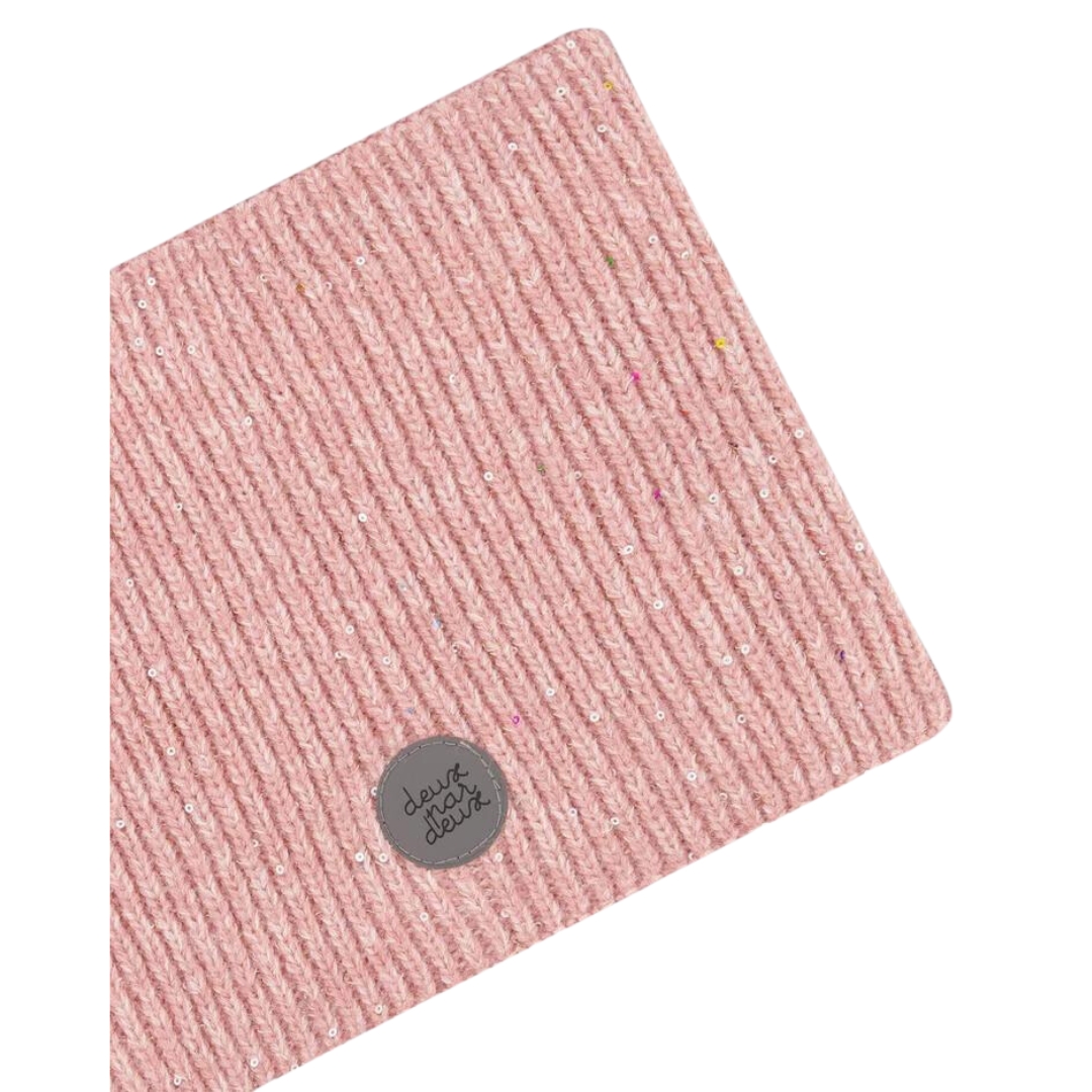 CACHE-COU EN TRICOT DEUX PAR DEUX POUR ENFANT couleur silver pink vu du cache-cou rose pale de face en gros plan sur l'écusson