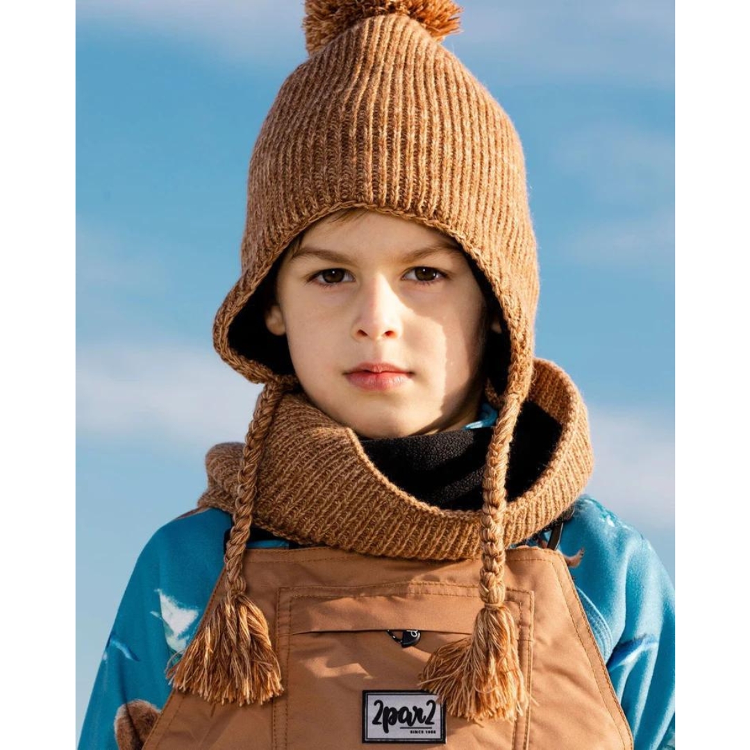 CACHE-COU EN TRICOT DEUX PAR DEUX POUR ENFANT couleur glazed ginger vu du cache-cou brun ocre porté par un garçon dehors