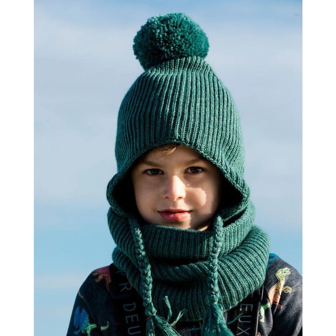 CACHE-COU EN TRICOT DEUX PAR DEUX POUR ENFANT couleur sea pine vu du cache-cou vert foret foncé porté par un garçon dehors