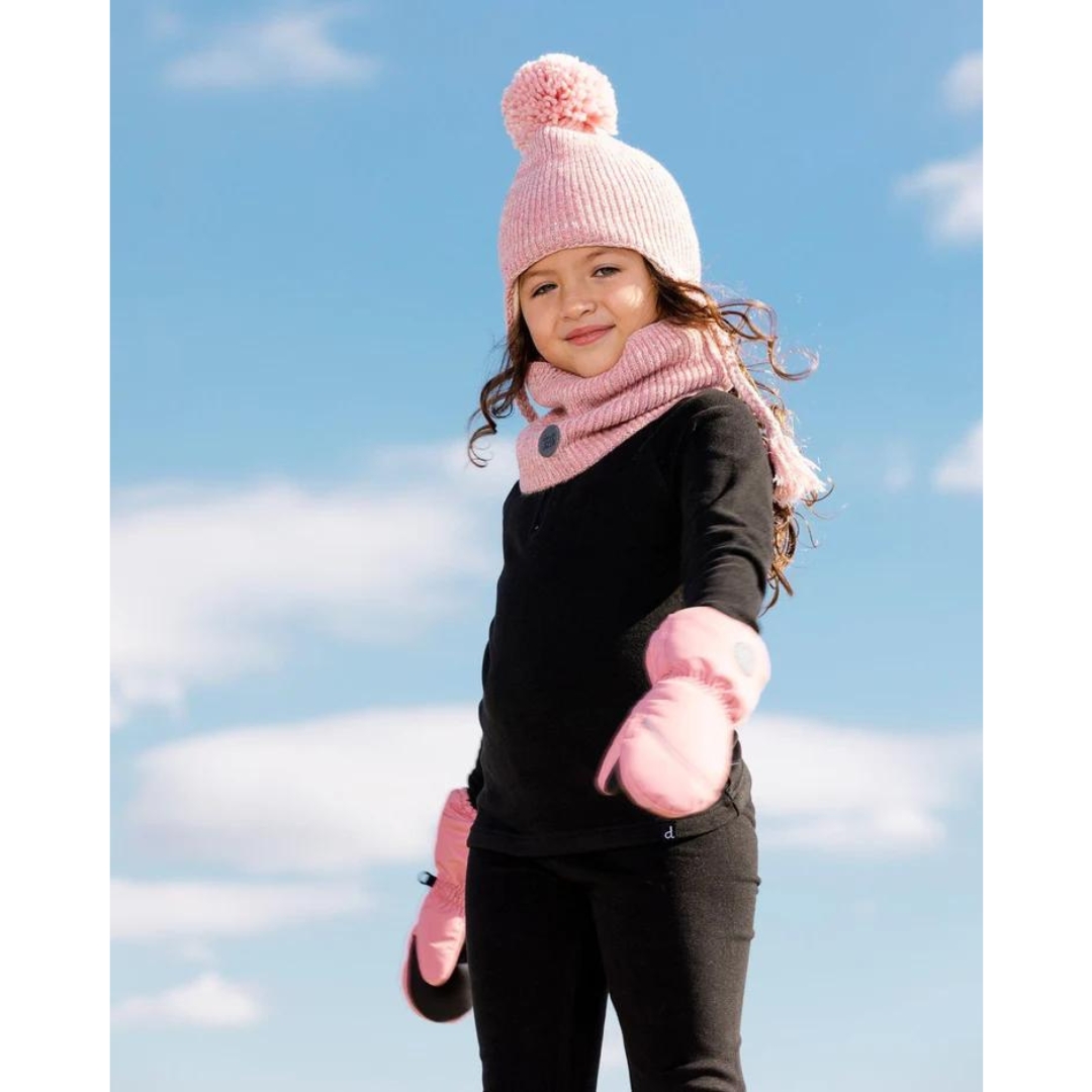 CACHE-COU EN TRICOT DEUX PAR DEUX POUR ENFANT couleur silver pink vu du cache-cou rose pale proté par une fille dehors