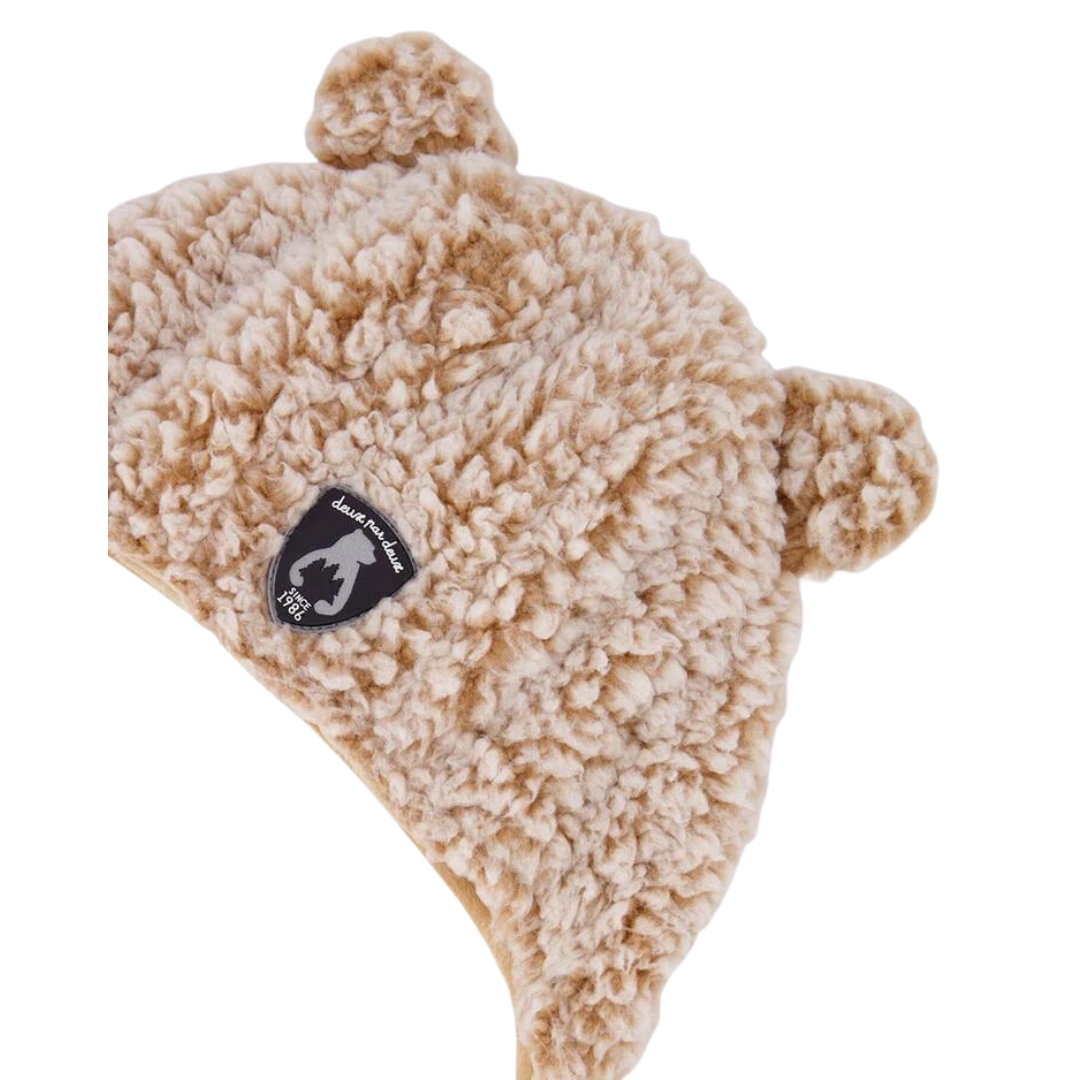 TUQUE EN SHERPA DEUX PAR DEUX AVEC OREILLES POUR BÉBÉ couleur whisper white vu du chapeau brun ocre chiné vue en gros plan sur le devant de la tuque