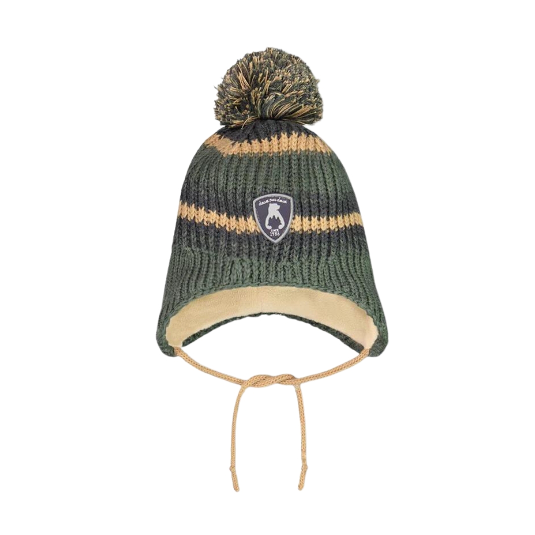 TUQUE PÉRUVIENNE RAYÉE DEUX PAR DEUX EN TRICOT POUR BÉBÉ GARÇON COULEUR MULTICOLOR STRIPES GREEN VUE DE LA TUQUE VERTE FORET AVEC LIGNE GRISE FONCÉE ET JAUNE OCRE PALE VUE DE FACE