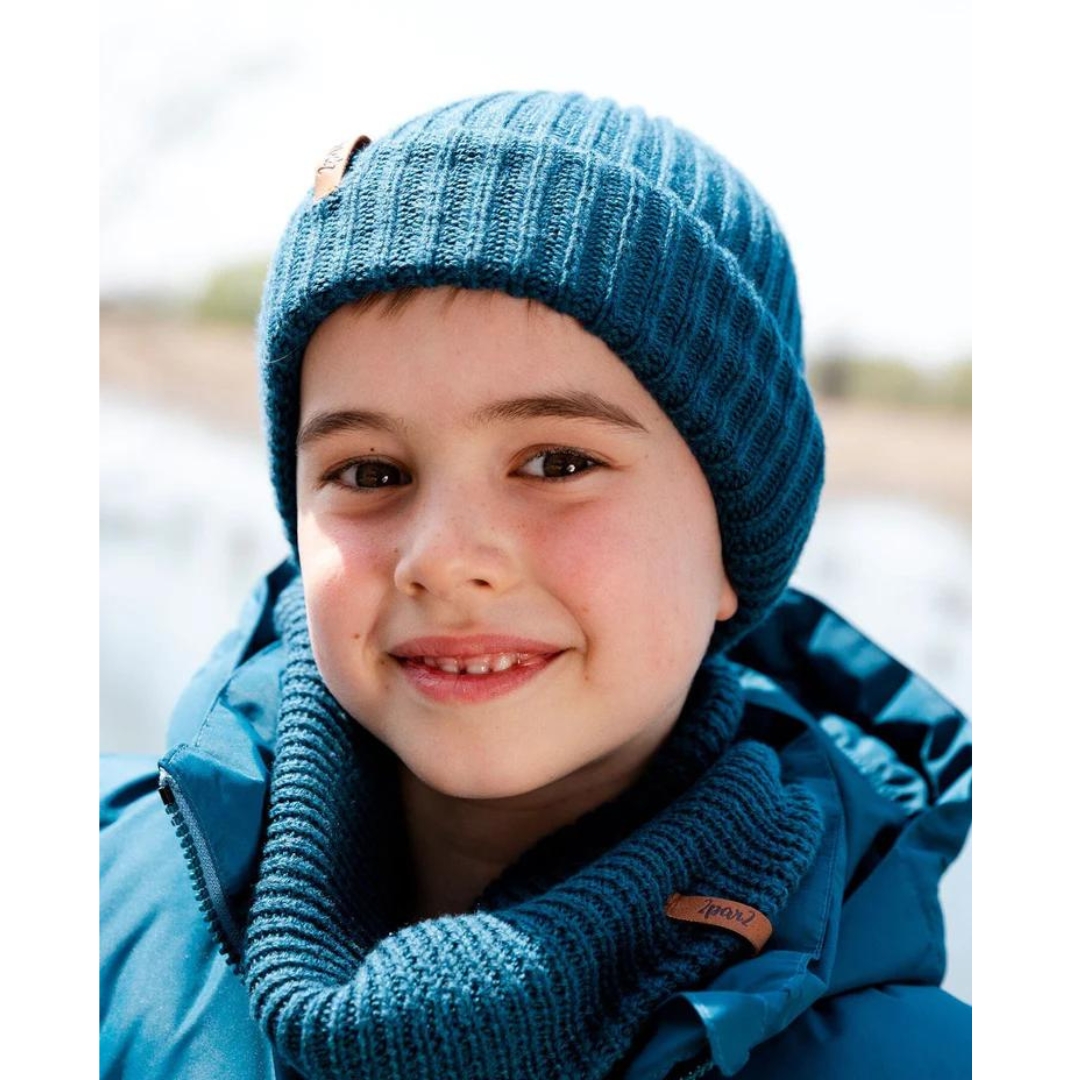 TUQUE EN TRICOT DEUX PAR DEUX POUR ENFANT couleur MAJOLICA BLUE vue de la tuque bleu foncée portée par un garçon dehors