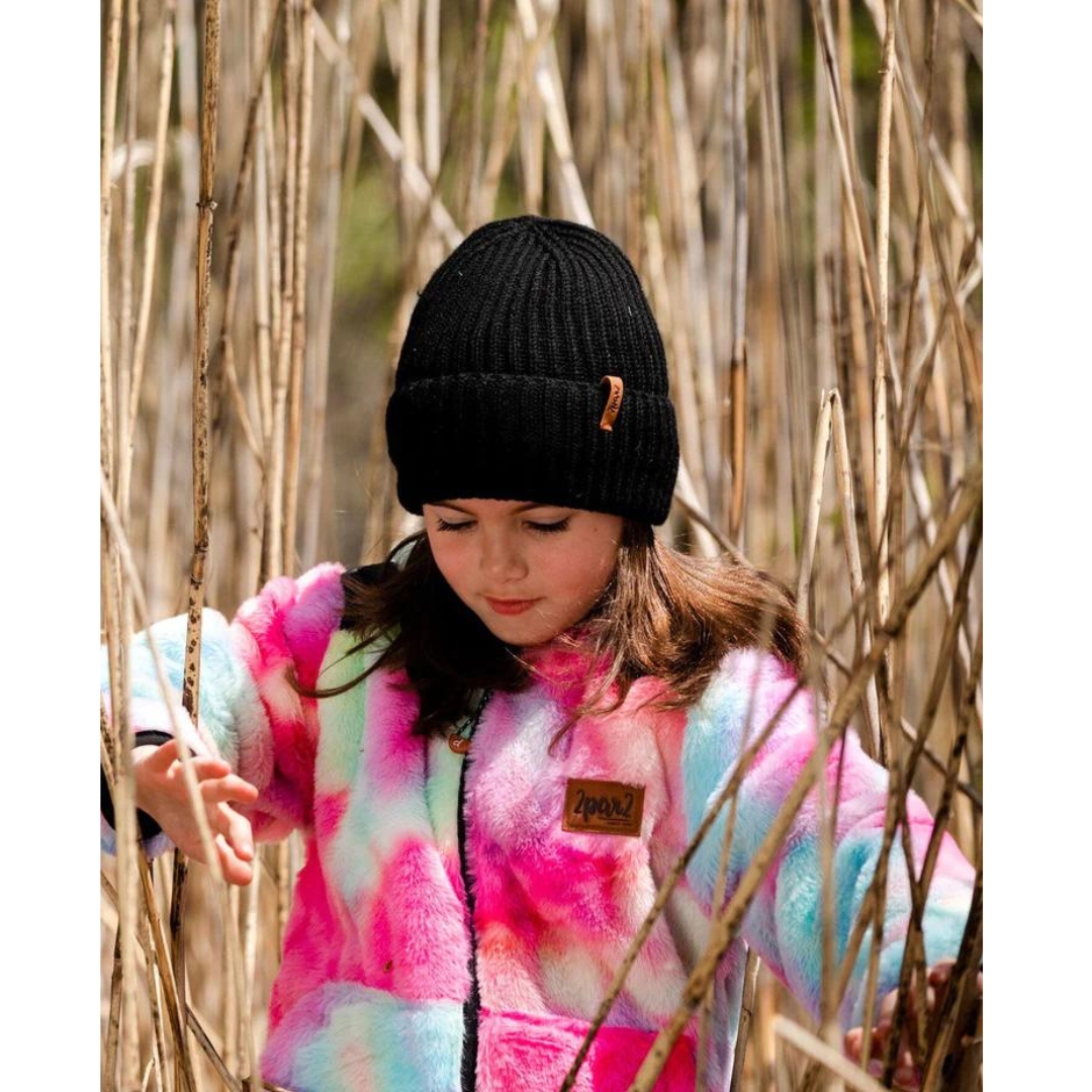 TUQUE EN TRICOT DEUX PAR DEUX POUR ENFANT couleur ANTHRACITE vue de la tuque noire portée par une fille dehors