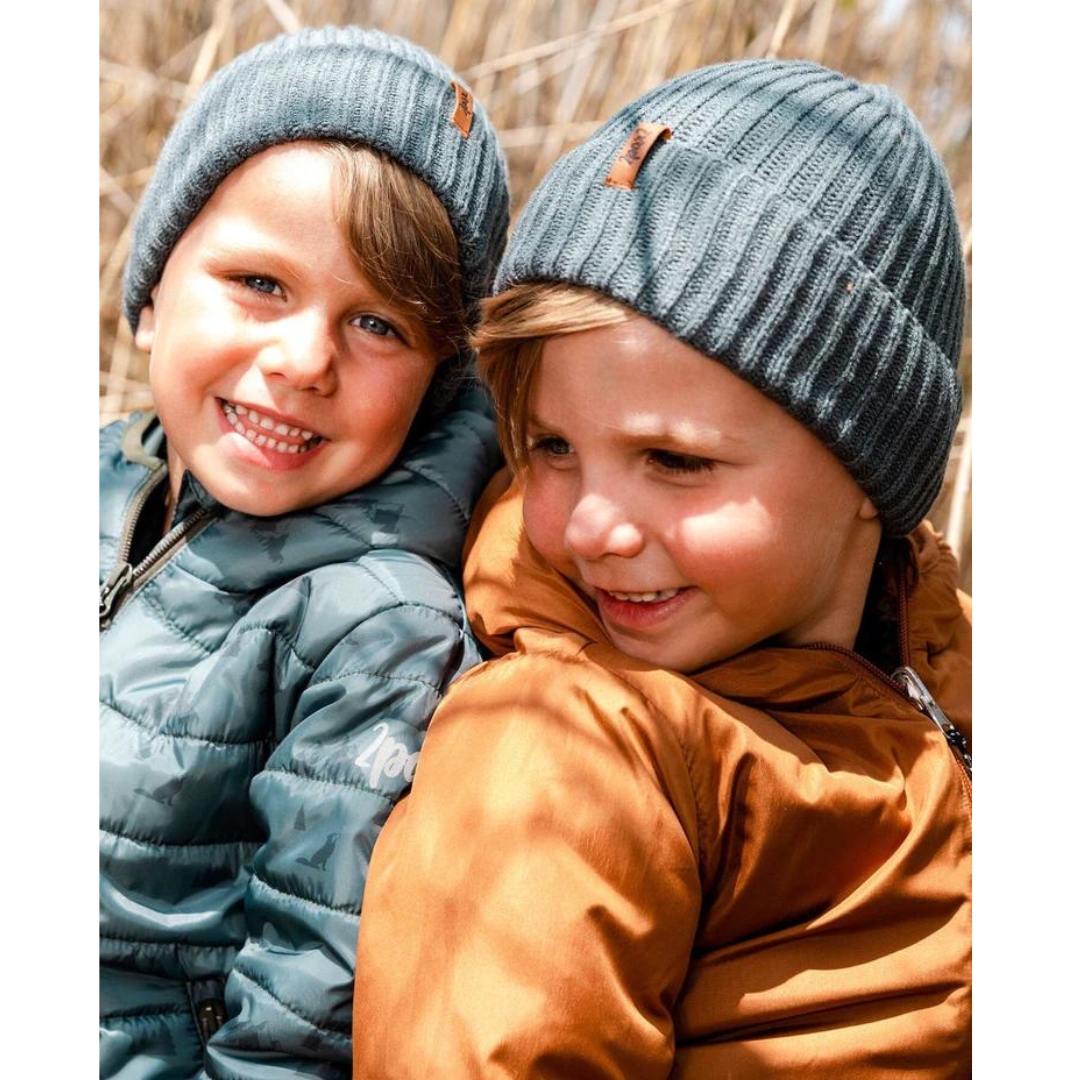 TUQUE EN TRICOT DEUX PAR DEUX POUR ENFANT couleur BALSAM GREEN vue de la tuque verte/grise porté par deux enfants dehors