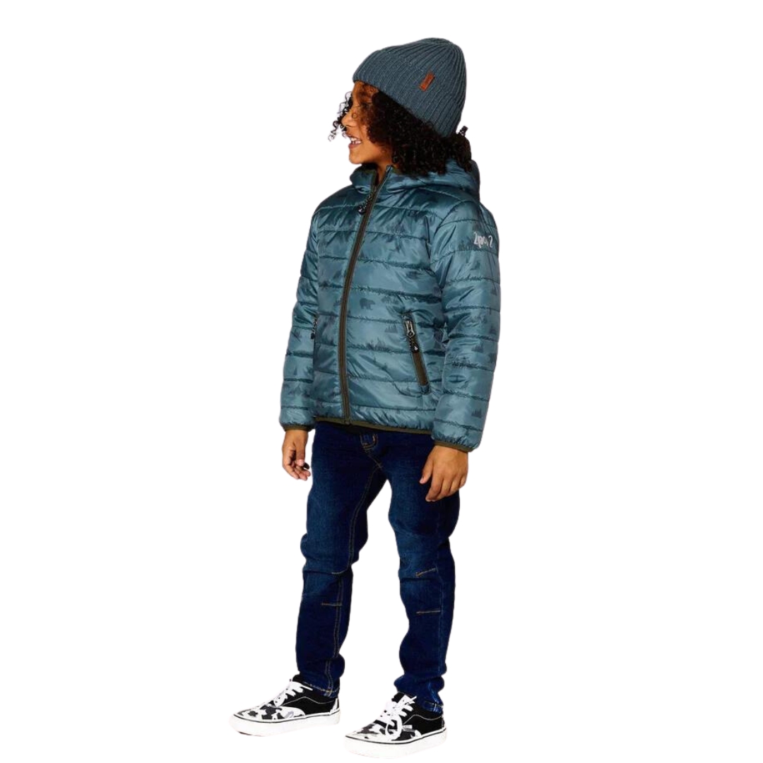 TUQUE EN TRICOT DEUX PAR DEUX POUR ENFANT couleur BALSAM GREEN vue de la tuque verte/grise portée par un enfant vu de profil gauche