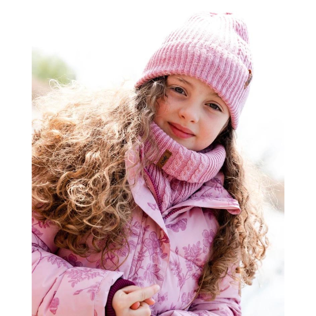 TUQUE EN TRICOT DEUX PAR DEUX POUR ENFANT couleur ZÉPHIR vue de la tuque rose pale portée par une fille vue de face