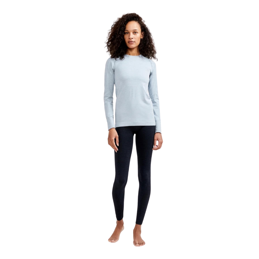 CALEÇON LONG D'ENTRAINEMENT CRAFT CORE DRY ACTIVE COMFORT POUR FEMME COULEUR BLACK VU DU COLLANT NOIR PORTÉ PAR UNE FEMME VUE DE LA TÊTE AUX PIEDS DE FACE