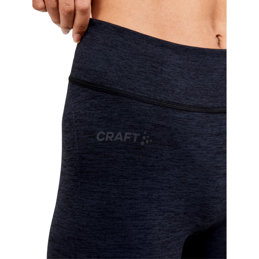 CALEÇON LONG D'ENTRAINEMENT CRAFT CORE DRY ACTIVE COMFORT POUR FEMME COULEUR BLACK VU DU COLLANT NOIR PORTÉ PAR UNE FEMME VUE EN GROS PLAN SUR LA HANCHE DROITE DE FACE