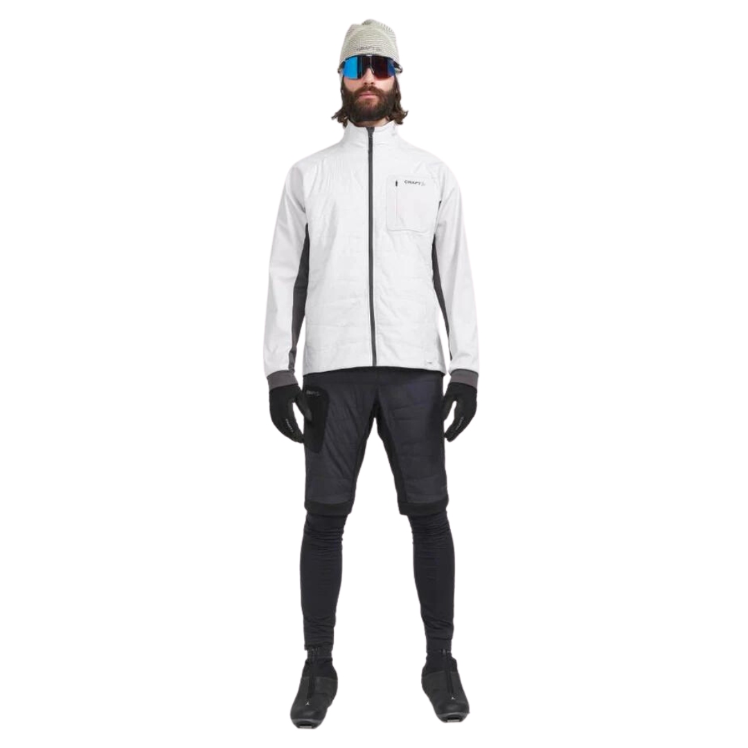 SHORT ISOLÉ POUR SKI DE FOND CRAGT CORE NORDIC TRAINING INSULATE POUR HOMME COULEUR BLACK VU DU SHORT NOIR PORTÉ PAR UN HOMME VU DE LA TÊTE AUX PIEDS DE FACE
