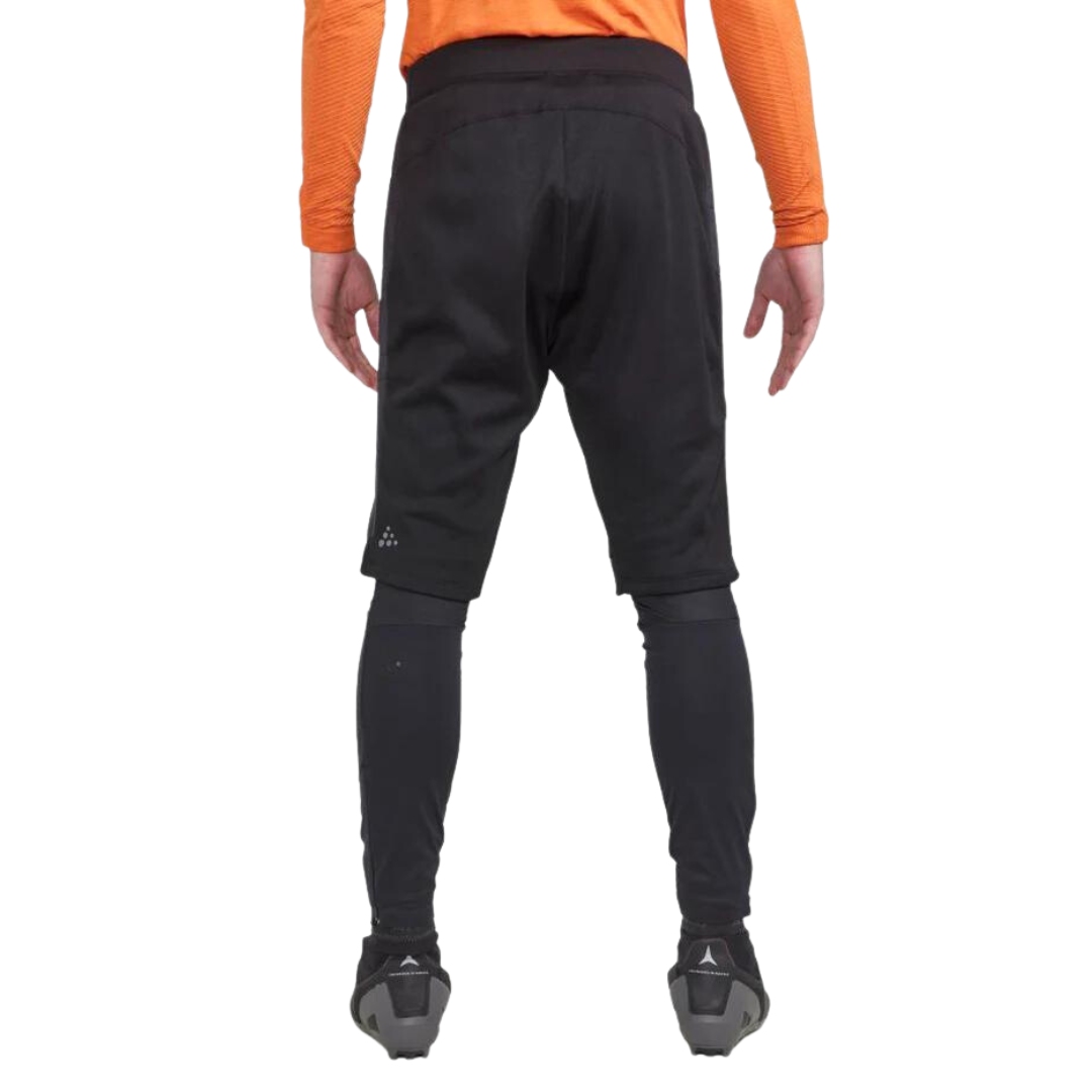 SHORT ISOLÉ POUR SKI DE FOND CRAGT CORE NORDIC TRAINING INSULATE POUR HOMME COULEUR BLACK VU DU SHORT NOIR PORTÉ PAR UN HOMME VU DE LA TAILLE AUX PIEDS DE DOS