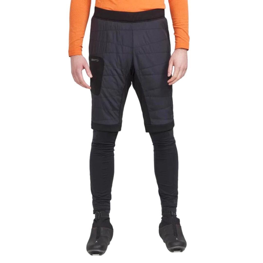 SHORT ISOLÉ POUR SKI DE FOND CRAGT CORE NORDIC TRAINING INSULATE POUR HOMME COULEUR BLACK VU DU SHORT NOIR PORTÉ PAR UN HOMME VU DE LA TAILLE AUX PIEDS DE FACE