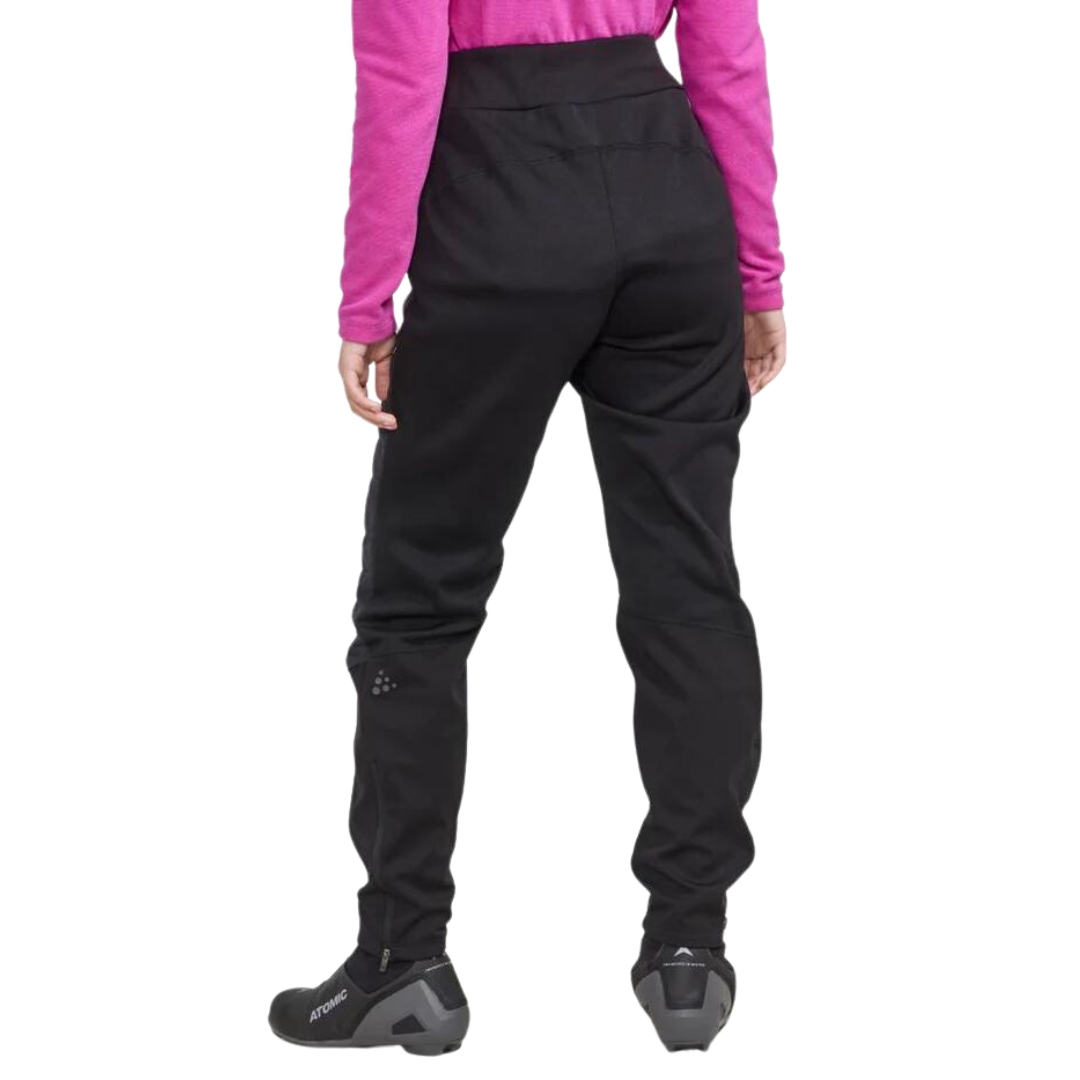 PANTALON ISOLÉ DE SKI DE FOND CRAFT CORE NORDIC TRAINING INSULATE POUR FEMME COULEUR BLACK VU DU PANTALON NOIR PORTÉ PAR UNE FEMME VUE DE LA TAILLE AUX PIEDS DE DOS