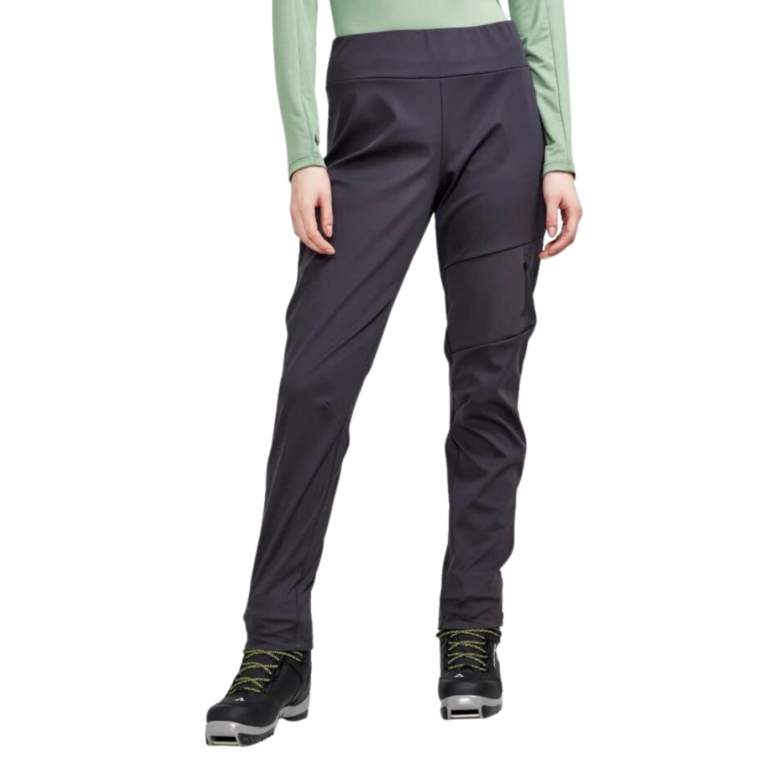 PANTALON DE SKI DE FOND CRAFT ADV BACKCOUNTRY HYBRID POUR FEMME COULEUT SLATE VU DU PANTALON GRIS TRÈS FONCÉ PORTÉ PAR UNE FEMME VUE DE LA TAILLE AUX PIEDS DE FACE