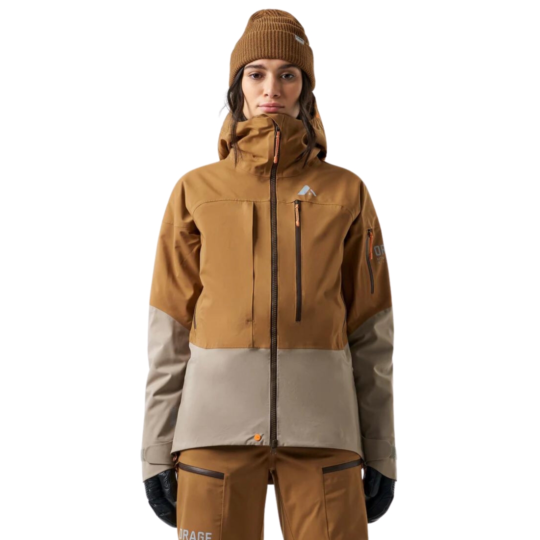 COQUILLE LÉGÈRE DE SKI ALPIN ORAGE MTN-X PANORAMA POUR FEMME couleur E123-CLAY vu du manteau jaune ocre et beige sable pale porté par une femme vue de la tête aux cuisses de face