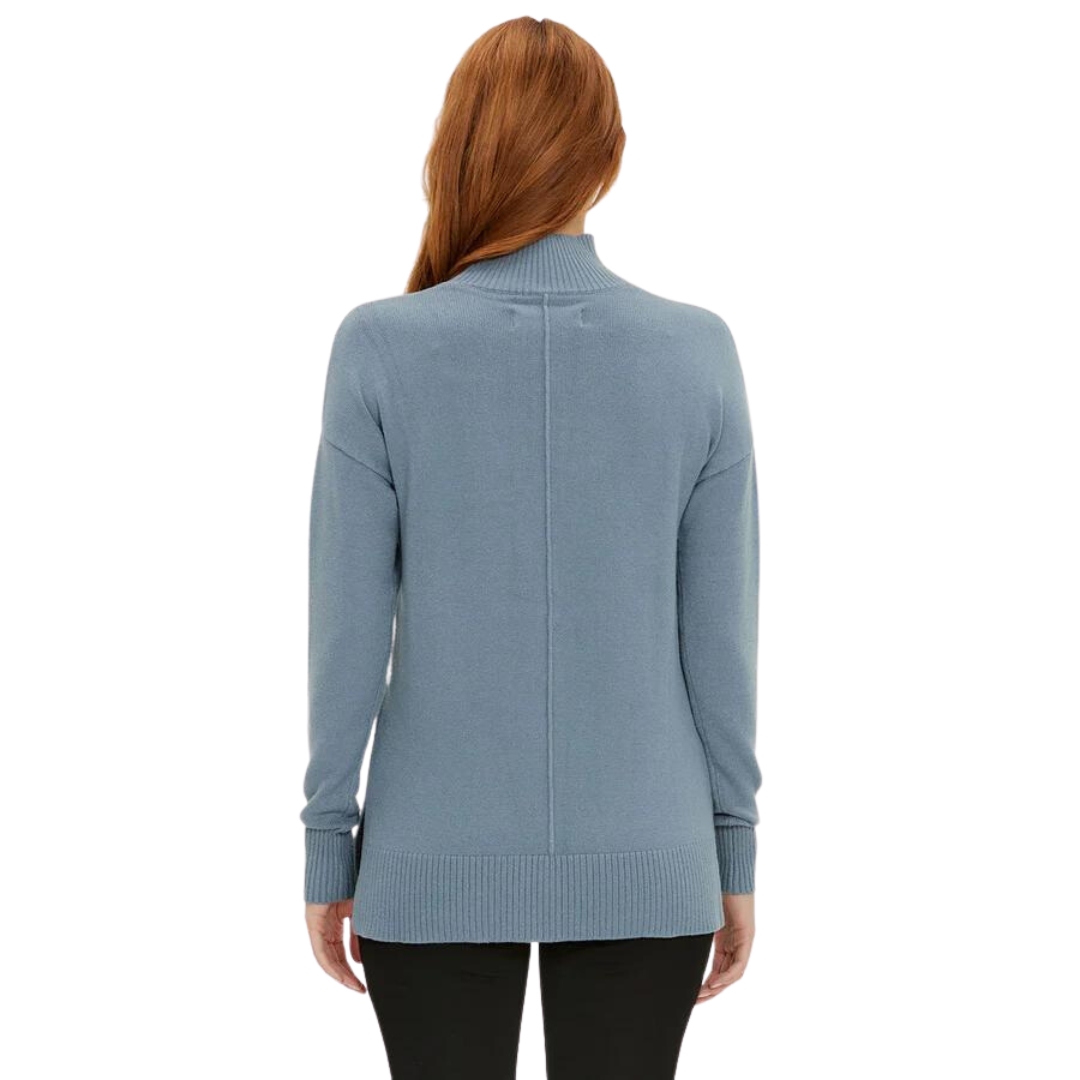 CHANDAIL À MANCHES LONGUES VISTA ALICE À COL MONTANT POUR FEMME couleur bleu porté par une femme vue de la tête aux cuisses de dos